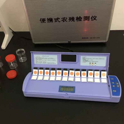 蔬菜大棚內(nèi)使用農(nóng)藥殘留檢測(cè)儀進(jìn)行檢測(cè)